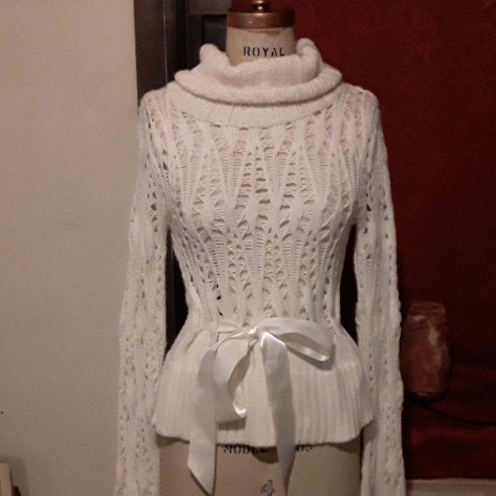 Off white beautiful sweater with bow